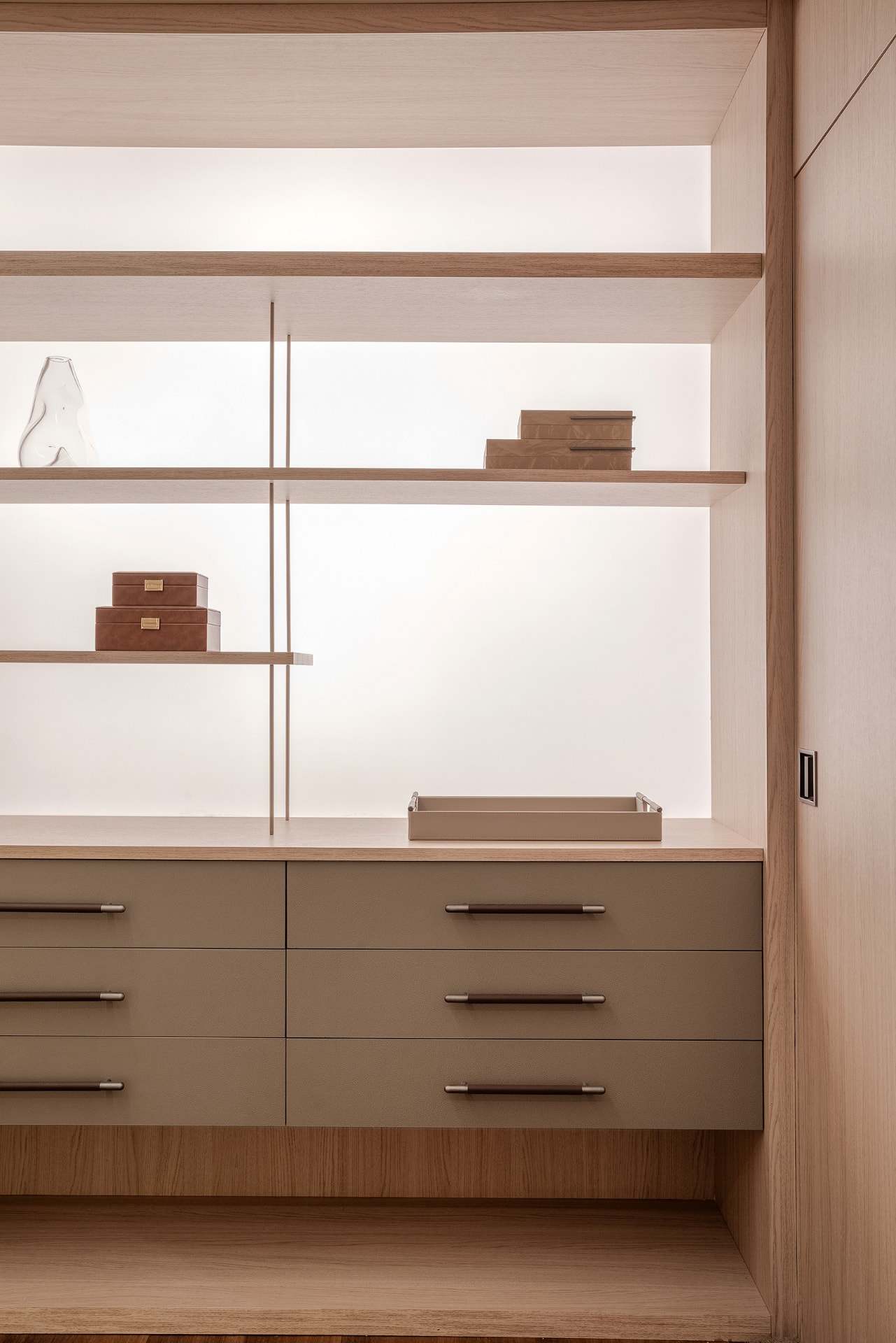 Projeto de closets planejados pela Celmar Moema