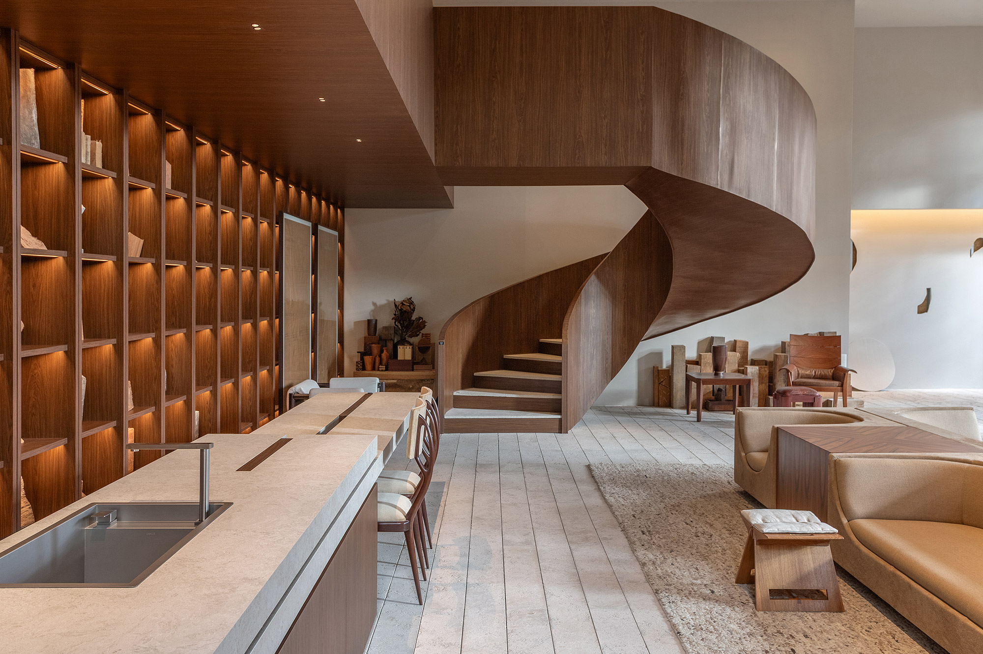 Showroom Celmar Moema com escada escultural e marcenaria em madeira